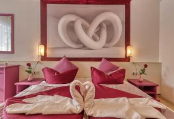 Bayerwald-Apartments allows 18 year olds to book a room