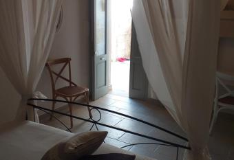 Dimora Assuntina Martano has rooms with a private hot tub