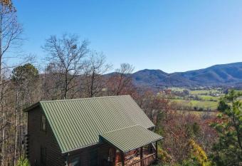 Gorgeous View. Hot Tub. Privacy. Fireplace. Pool & Fishing Access! has Balcony rooms