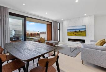 luxurious 4 Bedroom Ocean View Holiday House allows 18 year olds to book a room