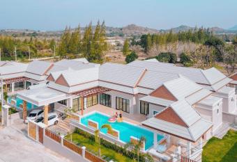                                                                                             Thongsuk Pool Villa Pranburi has rooms with a private hot tub