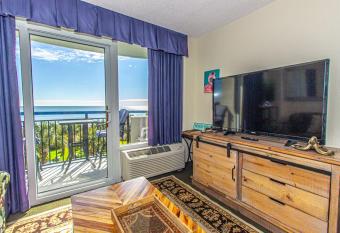 Beautifully Decorated Boardwalk Resort Unit 236 Direct Oceanfront Sleeps 8 allows 18 year olds to book a room
