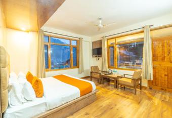 Hotel Rising Star has Smoking/Balcony rooms