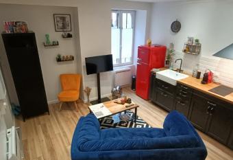 Studio atypique dans bel immeuble de 1820 allows 18 year olds to book a room