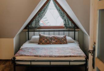 Apartament G  rski u Papierzy has rooms with a private hot tub