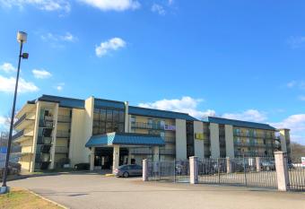 Rodeway Inn Nashville allows 18 year olds to book a room