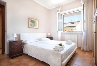 Valledoria 49 - Boutique Villa allows 18 year olds to book a room