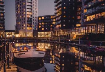 PRIMEDOORSTEP King Deluxe City Centre Apt Balcony View& Free Parking! has Balcony rooms