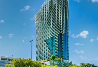 Palms Place Condo Hotel & Casino has rooms with a private hot tub