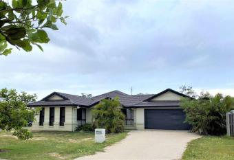 Christa s place - 4 BR Modern House in Gladstone allows 18 year olds to book a room