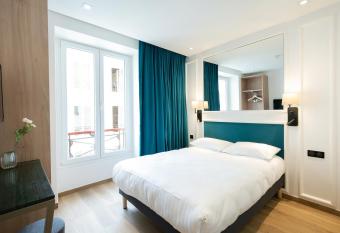 HOTEL AU COEUR DES ARTS ET METIERS has Balcony rooms