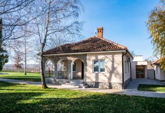 Vikendica Aleksandrovi   Je  evac has Balcony rooms