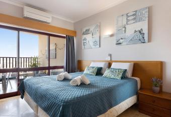 Sunny Escape has Balcony rooms