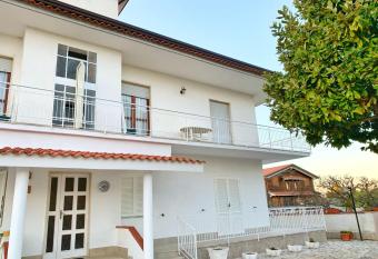 Villa Ginevra has Balcony rooms