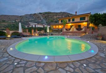B&B La Collina Felice has Balcony rooms