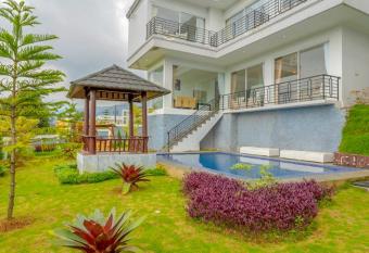 AL Jumeirah Resort Puncak has Balcony rooms