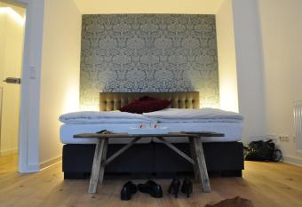 Six! Eat Work Sleep has Balcony rooms