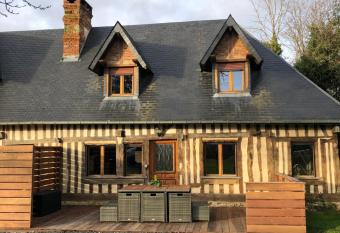 L   table aux G  tes du val has Balcony rooms