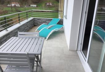 G  tes Vue Montagne St Jean Pied de Port Pays Basque allows 18 year olds to book a room