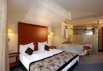 Romantik Hotel Im Weissen R  ssl am Wolfgangsee has rooms with a private hot tub