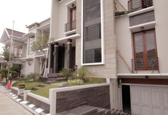 Stay Inn Pasteur Bandung, Husein Sastranegara Airport has Balcony rooms