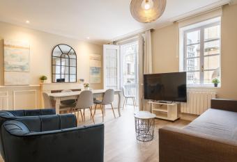 Paseo del Arenal en el Casco Viejo allows 18 year olds to book a room