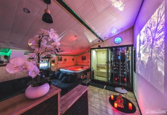 O LOFT has rooms with a private hot tub