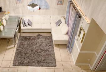 Great home! Great location! Pets welcome allows 18 year olds to book a room