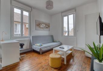 Faubourg 4 d isle Studio Cosy proche gare IUT allows 18 year olds to book a room