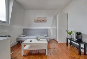 Faubourg 6 d isle Studio Cosy proche gare IUT allows 18 year olds to book a room
