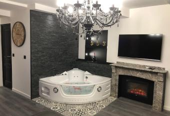 Love Room La Parenth  se de Limoux has rooms with a private hot tub