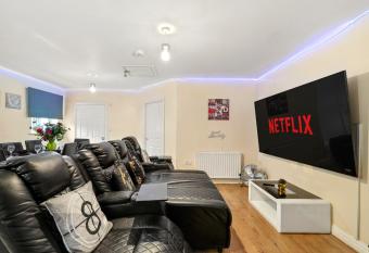 Lt Properties Unique Bungalow style Spacious one bedroom Apartment in Luton Town centre super size round bed Netflix allows 18 year olds to book a room