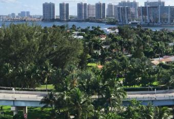 Ocean Reserve Collins Avenue has Balcony rooms