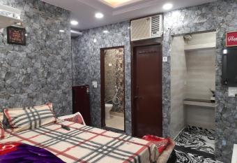 Cream location luxury stay in posh lajpat nagar with attached kitchen and washroom,complete private apartment with full privacy and private entrance, cal 92121, 74700 has Balcony rooms