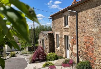 Le bois aux feuilles blanches has Balcony rooms