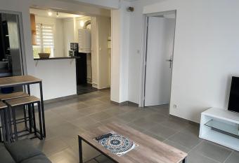 Joli T2 Climatis   Nimes proche Gare et centre ville has Balcony rooms