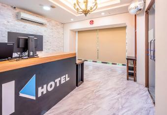 K Hotel 1515 allows 18 year olds to book a room
