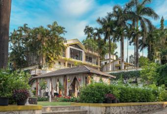 Myna Villa has Balcony rooms