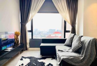 Imperio Residence Melaka has rooms with a private hot tub