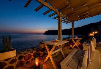 BLACK BAY CAVES SUITES allows 18 year olds to book a room