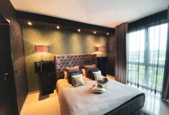 Augenblick Goodnight allows 18 year olds to book a room