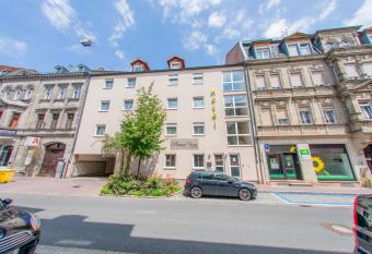 Hotel Centro F  rth N  rnberg allows 18 year olds to book a room