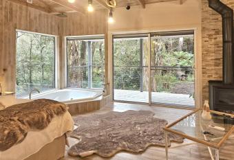 Fernglen Forest Retreat has rooms with a private hot tub