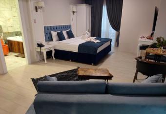 Galata Hotel & Suites has rooms with a private hot tub