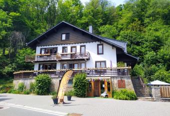 D h  tes et nous allows 18 year olds to book a room