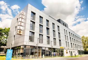 B&B Hotel Stuttgart-Neckarhafen allows 18 year olds to book a room