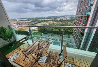 19-JY Sweet Homestay Studio High Floor at PALAZIO Mount Austin has Balcony rooms