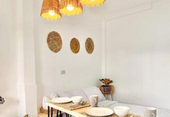 Best studio flat w/ NETFLIX near airport and beach! has Balcony rooms