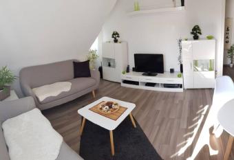 Gem  tlich mit Blick auf die Burg.Autobahnanbindung allows 18 year olds to book a room