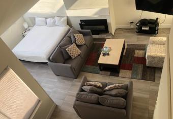 Hearthstone Lodge loft, Village centre, Private Hot tub, sleeps 6 has Balcony rooms